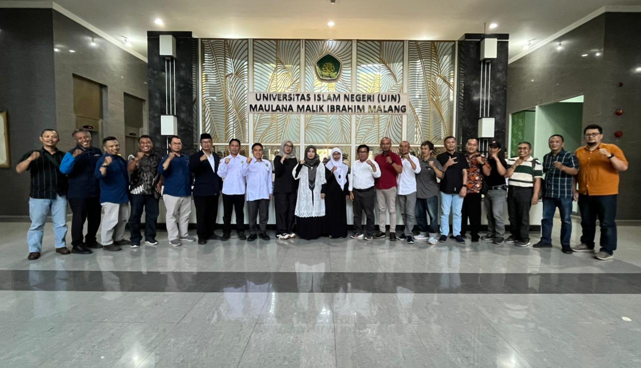SINERGI: Prof Dr Hj Ilfi Nur Diana, S.Ag, M.Pd dan sejumlah perwakilan media massa usai sarasehan di UIN Maliki Malang.