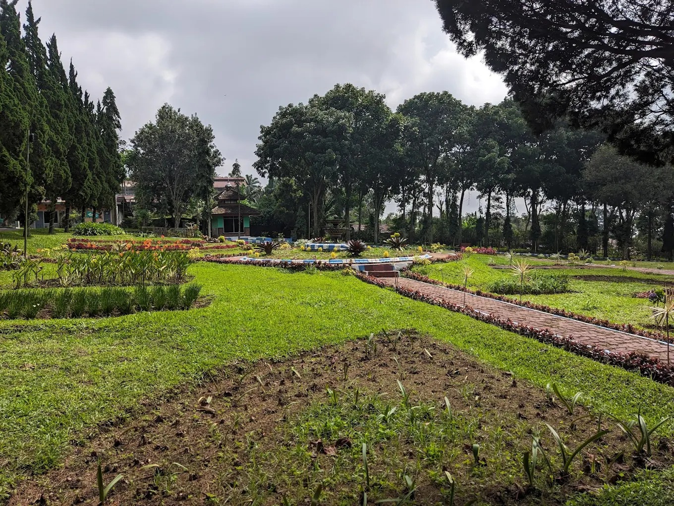 PENUH PESONA: Kebun Teh Wonosari yang menjadi ikon utama wisata Lawang yang tak pernah kehilangan pesonanya.