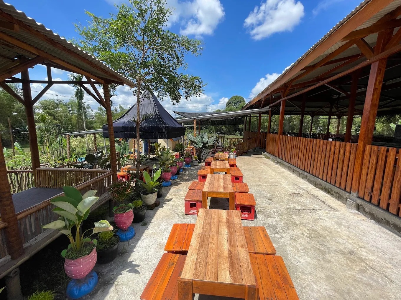 SUASANA HANGAT: Kopi Arjuno Klampok Singosari, kafe yang menghadirkan suasana hangat dengan aroma kopi tradisional yang menenangkan.