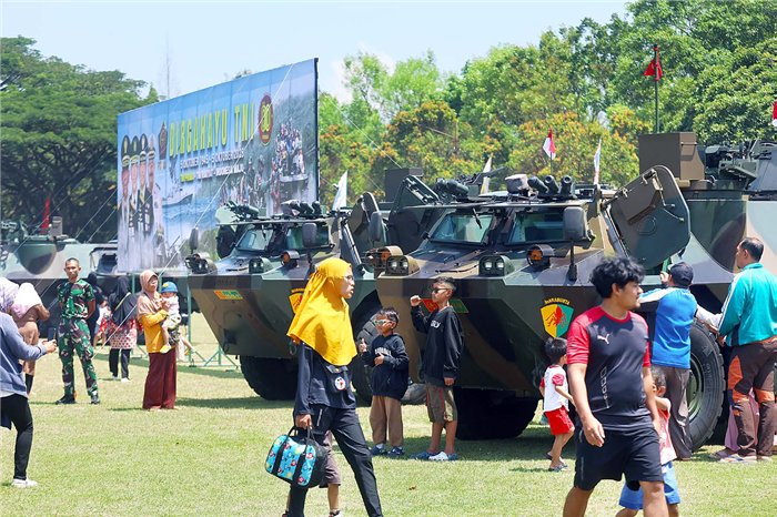 BIKIN WARGA PENASARAN: Kendaraan tempur lapis baja Panser Anoa 2 dipamerkan di Lapangan Rampal dalam rangka perayaan HUT TNI ke-80.