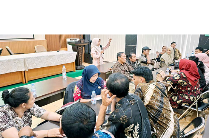 WAJIB IKUT PELATIHAN: Relawan dari tiga SPPG mengikuti pelatihan penjamah makanan di Dinas Kesehatan (Dinkes) Kota Malang, Sabtu lalu (4/10).