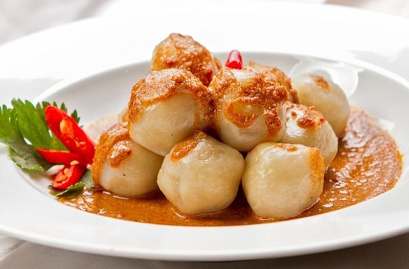 KENYAL: Cilok bumbu kacang yang lezat