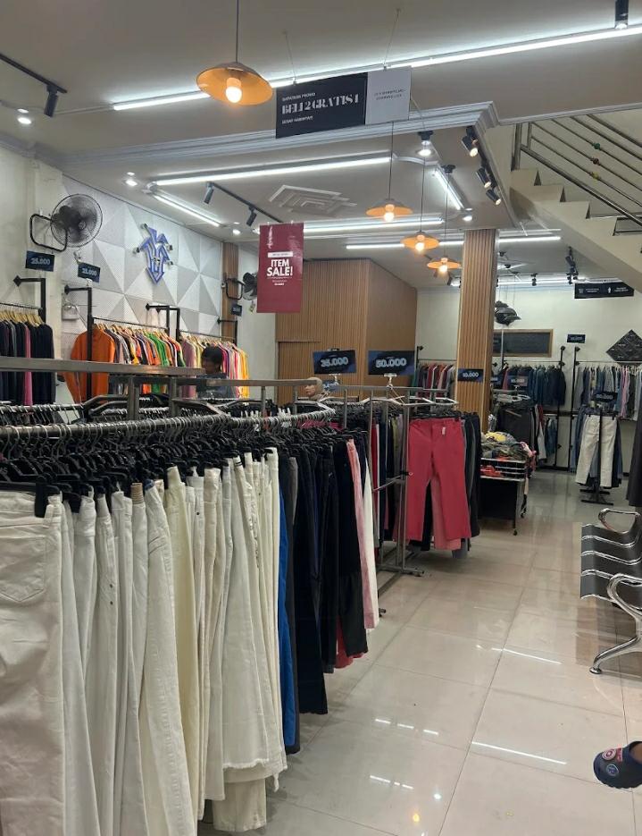 BANYAK DIBURU: Veston.id, salah satu toko thrift di Malang yang ramai dibeli mahasiswa dan wisatawan