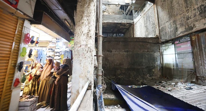 BELUM DIPERBAIKI: Beberapa pedagang di Pasar Besar Malang masih buka, meskipun kios di sekitarnya sudah rusak parah. Untuk perbaikan, pemkot mengandalkan pemerintah pusat.