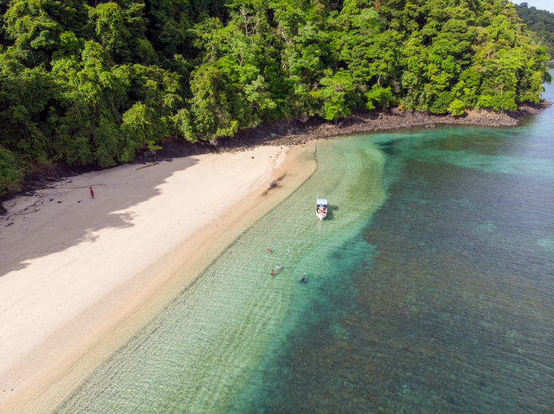 BIRU BERKILAUAN: Pantai yang selalu jadi tempat yang menyilaukan mata kita dengan warna kebiruannya