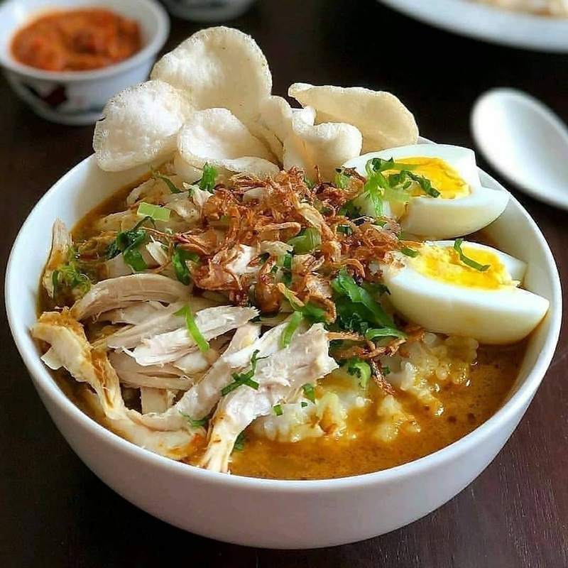 ENAK: seporsi bubur ayam lengkap dengan telur, dan kerupuk