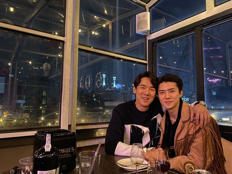 Memiliki Visual yang Mirip bak Saudara: Oh Sehun (EXO) dan Aktor Korea Yoo Yeon Seok berfoto bersama