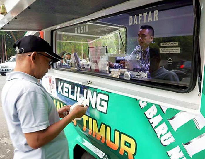 LAYANAN MOBILE: Warga Malang membayar pajak kendaraan di pos polisi Jalan MGR Sugiyopranoto, Klojen kemarin (6/10).