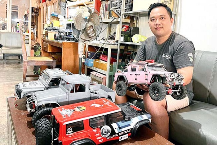 SKALA 1:10: Theo Ivan Koesoema menunjukkan mobil RC custom buatannya kemarin. Mobil seperti Land Rover Defender hingga Toyota Land Cruiser mampu ia buat semirip mungkin.