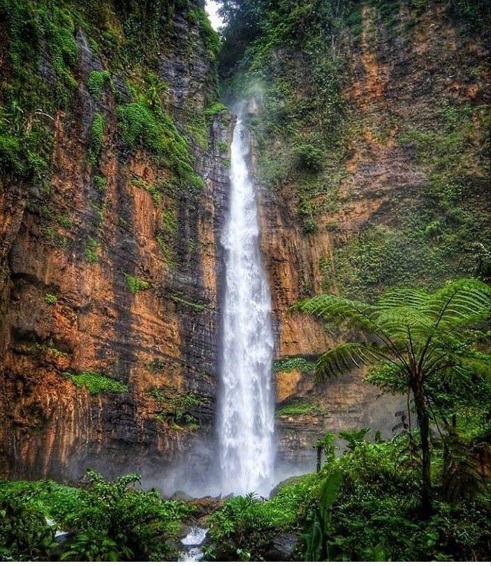 MENAWAN: Sejuk megah dan menawan Air Terjun Kapas Biru menghadirkan pesona alam Lumajang yang memukau.