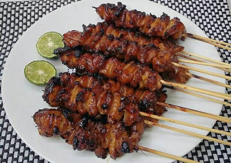 ENAK: Gurih renyah dan menggugah selera sate kulit jadi pilihan tepat untuk pecinta cita rasa khas Nusantara