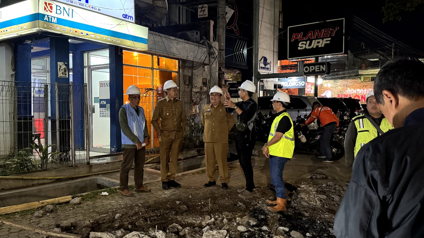 SIDAK: Wali Kota Malang Wahyu Hidayat saat mengecek pengerjaan drainase Jalan Soekarno-Hatta tadi malam (6/10).