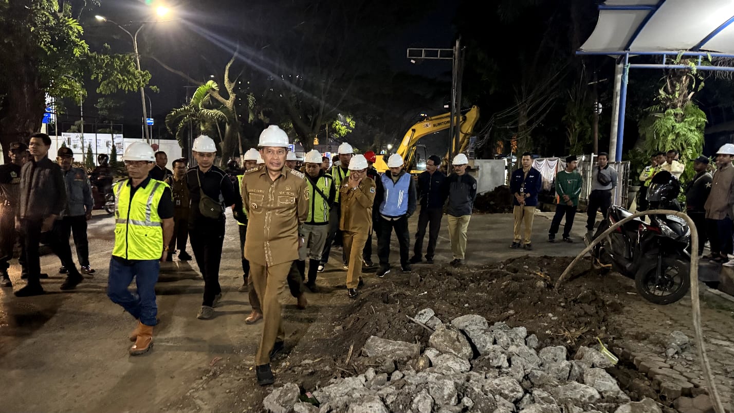 CEK LANGSUNG: Pengerjaan proyek drainase koridor Jalan Soekarno Hatta (Soetta), Kota Malang, mendapat atensi Wali Kota Malang Wahyu Hidayat.