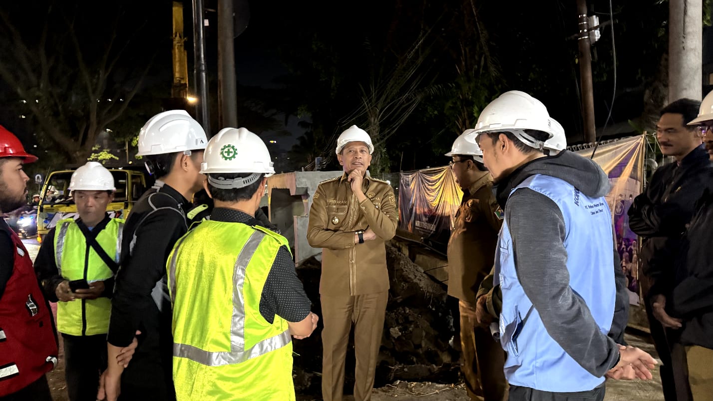 HARUS TEPAT WAKTU: Wali Kota Malang Wahyu Hidayat meninjau pelaksanaan proyek drainase di Soetta.