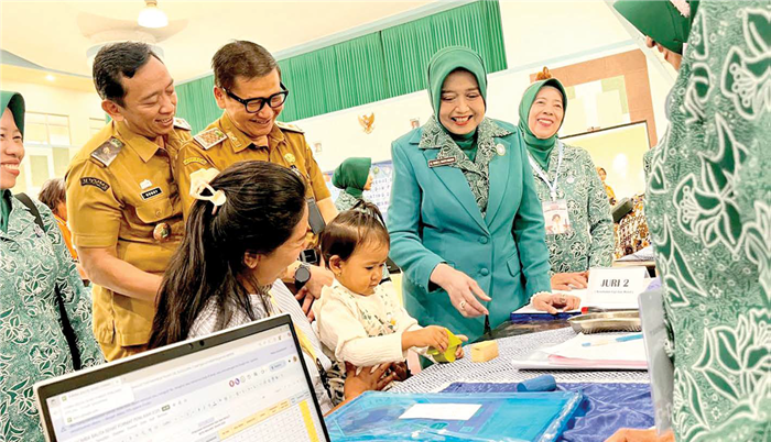 CEGAH STUNTING: Ketua TP PKK Kota Malang Hanik Andriani Wahyu Hidayat (dua dari kanan) menyapa orang tua balita dalam Kontes Balita Sehat kemarin.