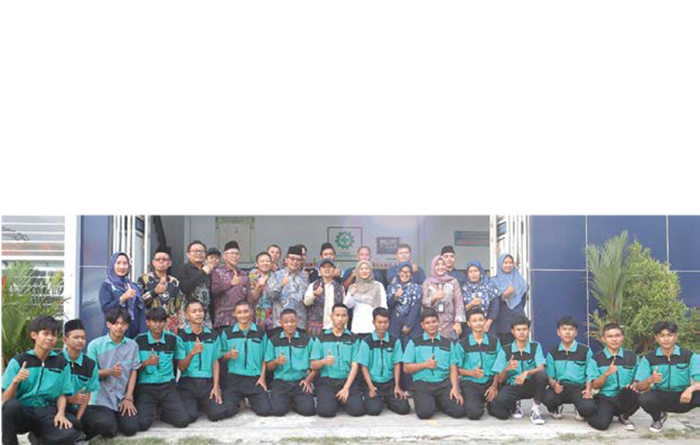 BELAJAR LANGSUNG: Hari ini kepala sekolah, guru, siswa SMK NU Lasem, Rembang, Jawa Tengah, berkunjung ke kantor Jawa Pos Radar Malang.