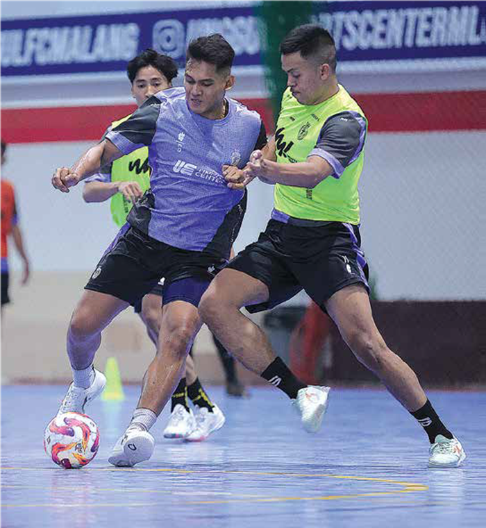 BERTEKAD BANGKIT: Andres Dwi Persada (kiri) berusaha lepas dari penjagaan Anton Cahyo dalam sesi latihan di Unggul Sports Center.