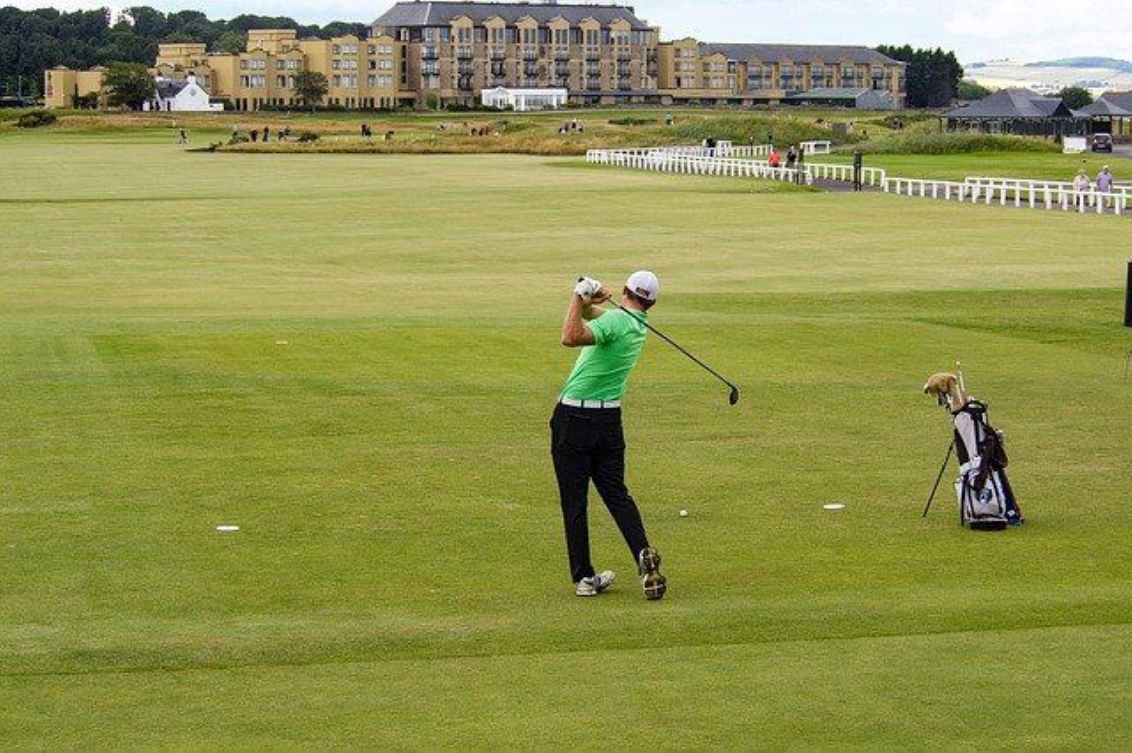 HIJAU: Deretan lapangan golf di Malang ini menawarkan suasana sejuk, fasilitas lengkap, dan pemandangan alam yang menenangkan!