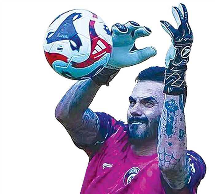 HARUS BERBENAH: Kiper Arema FC Lucas Frigeri berhasil menangkap bola dalam sesi latihan tim di Stadion Manahan, Solo, beberapa waktu lalu.