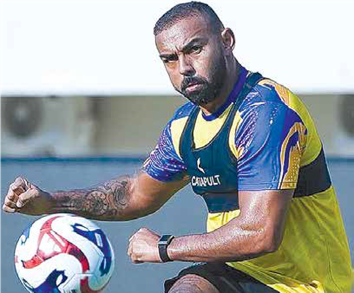 TIDAK PELIT: Dalberto Luan Belo melepaskan tendangan dalam sesi latihan Arema FC di Stadion Manahan, Solo, beberapa waktu lalu.