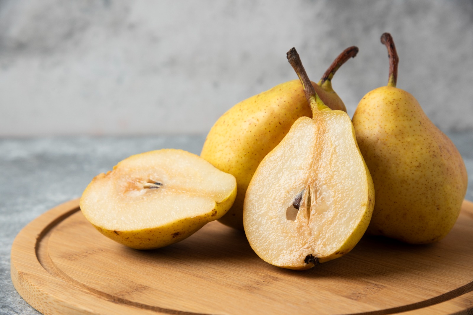 MANIS: Segar manis dan menyehatkan buah pir camilan alami penuh nutrisi.