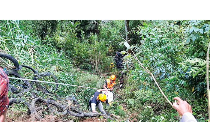 TERJADI LAGI: Proses evakuasi mobil Toyota Land Cruiser yang masuk ke jurang di Tanjakan Lajing, Dusun Jarak Ijo, Desa Gubugklakah, Poncokusumo diupayakan hingga kemarin siang (6/10).