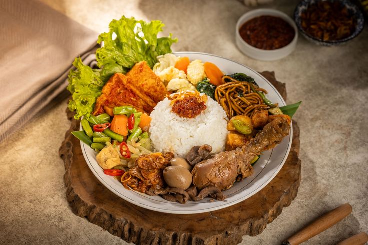 NIKMAT: Lengkap lezat dan mengenyangkan nasi campur selalu jadi pilihan andalan untuk semua selera.