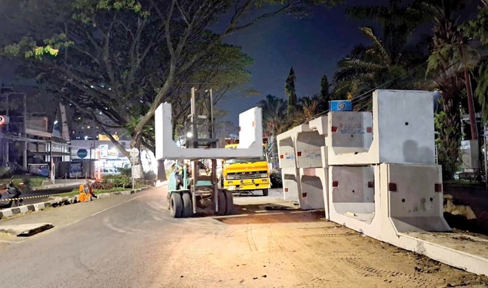 KEJAR WAKTU: Pekerja proyek memasang box culvert di Jalan Soekarno- Hatta, Senin malam (6/10). Pengerjaan drainase ditarget rampung pertengahan Desember.
