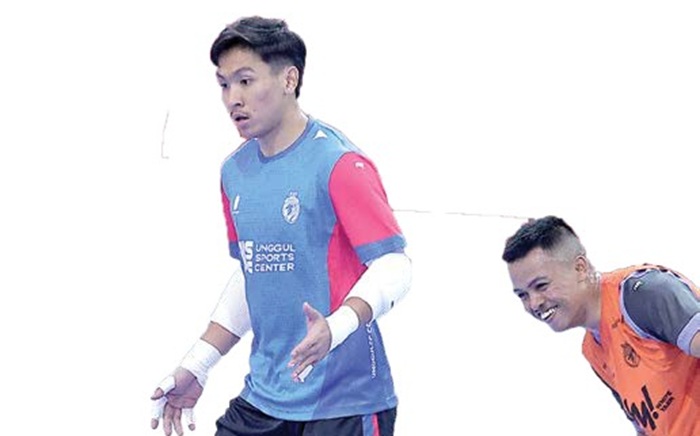 EVALUASI: Kiper Unggul FC Malang Angga Ariansyah (kiri) menggiring bola dalam sesi latihan bersama tim di Unggul Sports Center beberapa waktu lalu.