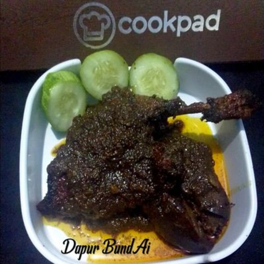 HITAM PEKAT: Bebek bumbu hitam yang bumbunya gurih dan bewarna hitam