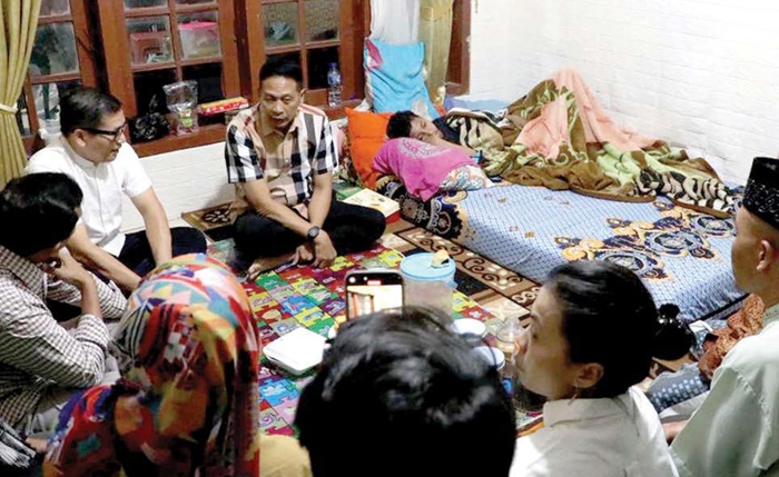 EMPATI: Wali Kota Malang Wahyu Hidayat (tengah) menjenguk santri korban ambruknya Ponpes Al-Khoziny di Sidoarjo pada Minggu (5/10).