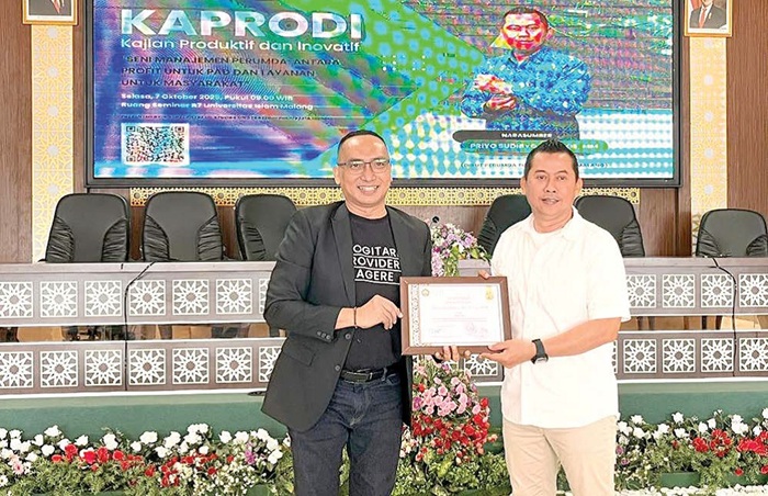 BELAJAR DARI PRAKTISI: Ketua CSSP Unisma Kurniawan Muhammad (kiri) memberikan piagam penghargaan kepada Dirut Perumda Tugu Tirta Priyo Sudibyo kemarin.