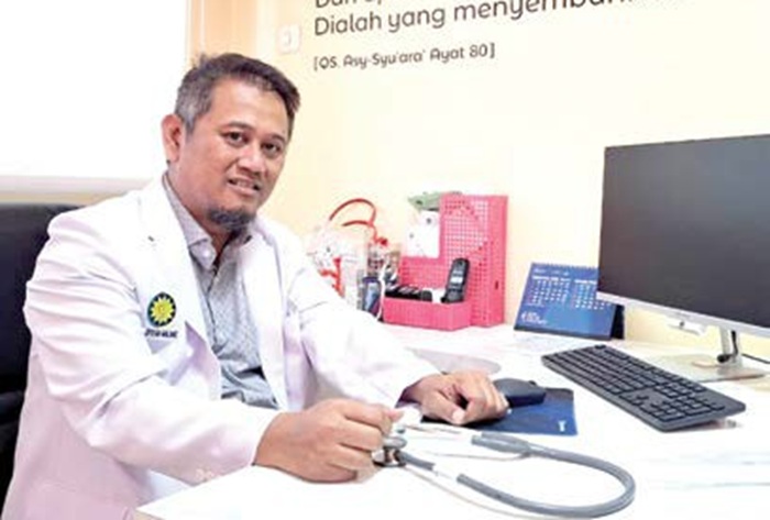 LAYANAN BARU: Spesialis bedah vaskular dan endovaskular dr Kresna Agung Prabowo SpB Subsp BVE (K) siap menangani pasien di RSI Aisyiyah Malang.