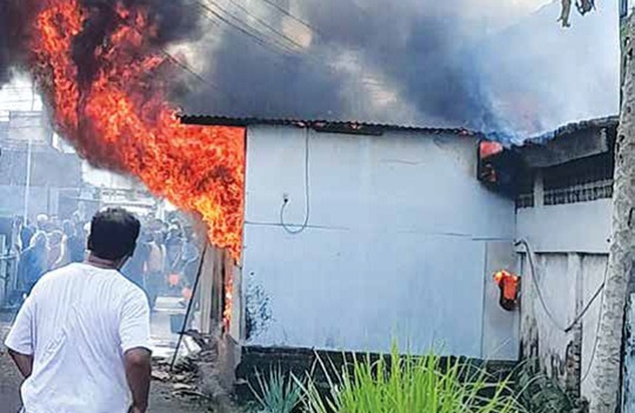 KORSLETING DAR I WARUNG: Rumah warga di Kampung Genitri, Dusun Wendit Utara, Desa Mangliawan, Pakis juga dilaporkan terbakar Senin lalu (6/10) pukul 14.36.