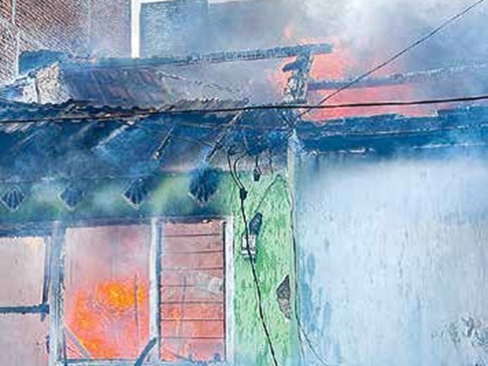 BERKOBAR: Salah satu rumah warga di Dusun Bunut Kidul, Desa Asrikaton terbakar Senin lalu (6/10) pukul 14.30.