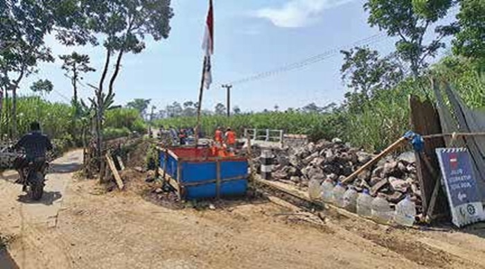 MASIH DITUTUP: Konstruksi jembatan penghubung Kecamatan Jabung dengan Kecamatan Singosari selesai dibangun, kemarin. Pengerjaannya sudah dilakukan sejak bulan Juni lalu.