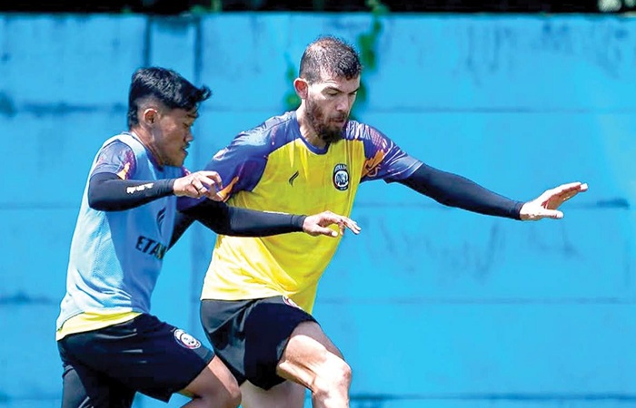 MENJADI ANDALAN: Center Back Arema FC Luiz Gustavo (kanan) berusaha melindungi bola dalam sesi latihan Arema FC di ARG Soccer Field, Lawang, kemarin.
