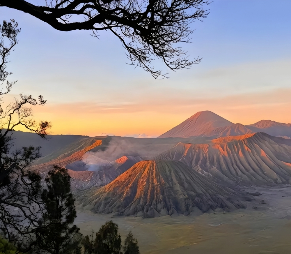 INDAH: Pemandangan sunrise di berbagai spot alam Malang, dari pegunungan hingga pantai, selalu memukau mata.