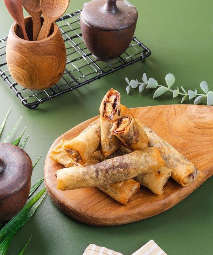 NIKMAT: Pisang cokelat lumer dengan lelehan cokelat manis di dalam kulit yang renyah.