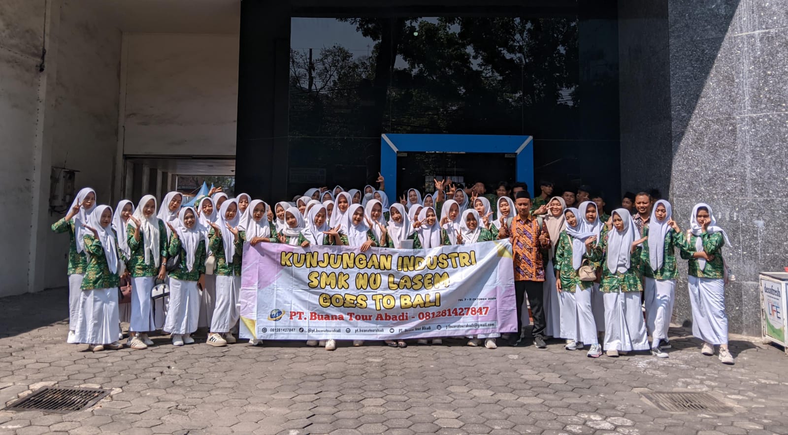 TERBAIK: 100 siswa bersama guru SMK NU Lasem berkunjung ke kantor Jawa Pos Radar Malang.