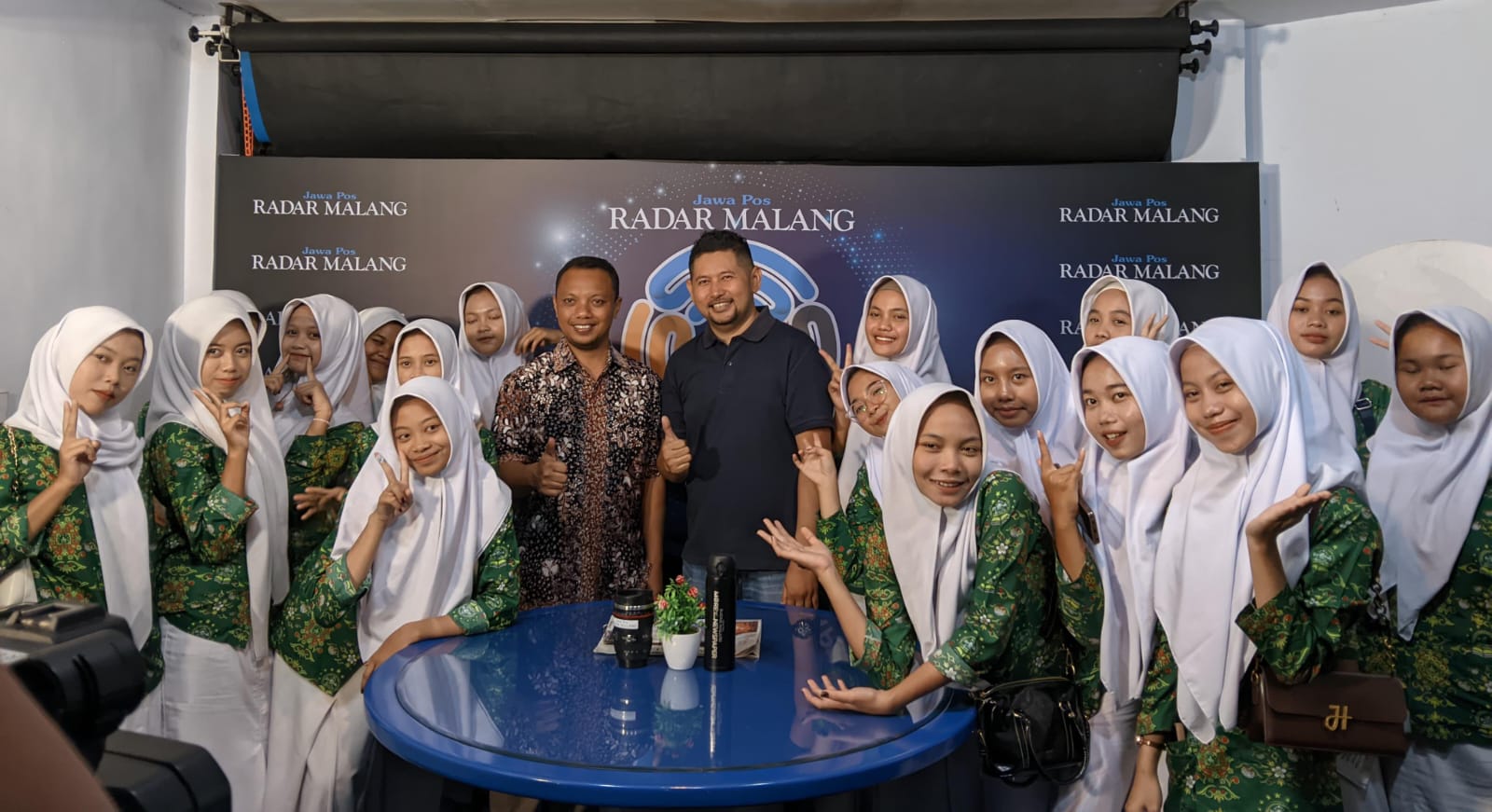 PERKUAT LITERASI: Sejumlah siswi SMK NU Lasem didampingi guru melakukan room tour ke ruangan studio Jawa Pos Radar Malang, Selasa (7/10).