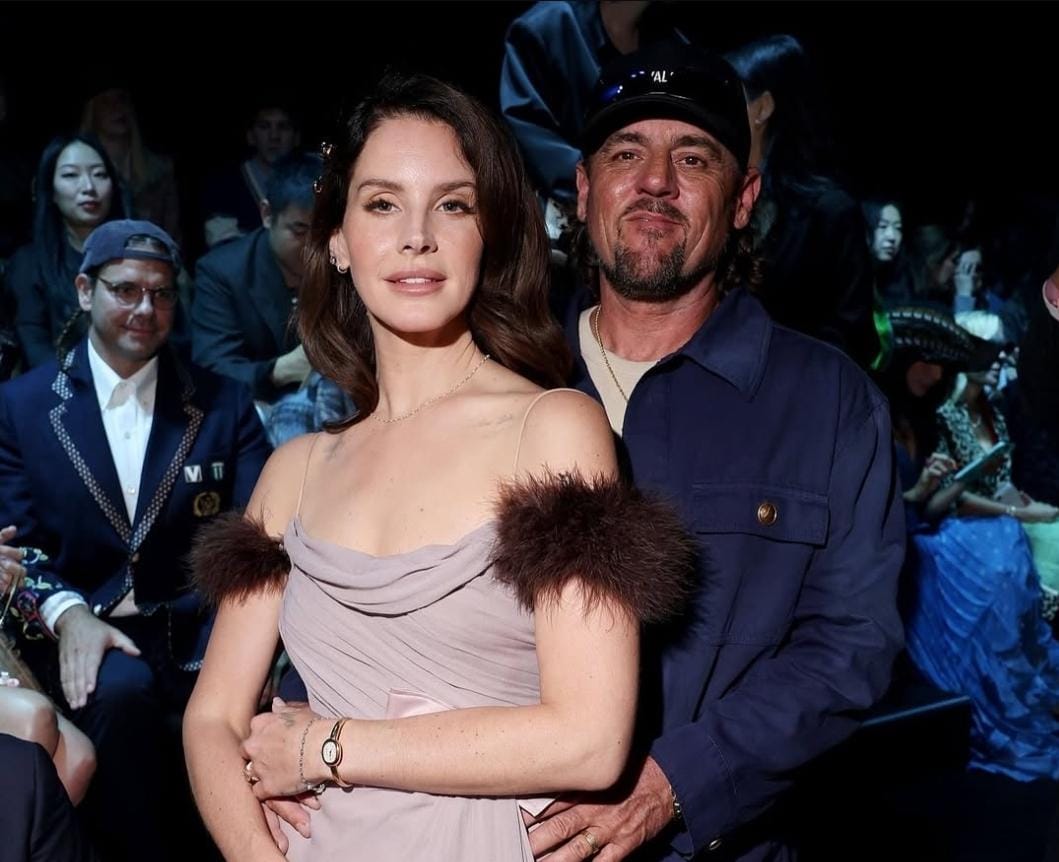 LANA DEL REY: Penampilan mempesona Lana Del Rey di Paris Fashion Week sekaligus momen go public dengan&nbsp;sang&nbsp;suami