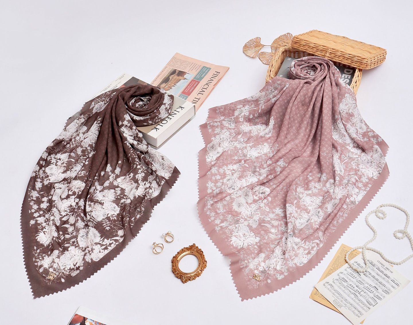 BERKUALITAS: Hijab segi empat motif, salah satu koleksi dari Smayka