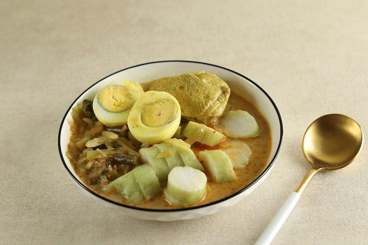 MENGGUGAH SELERA: Ilustrasi lontong yang disajikan dengan kuah lodeh