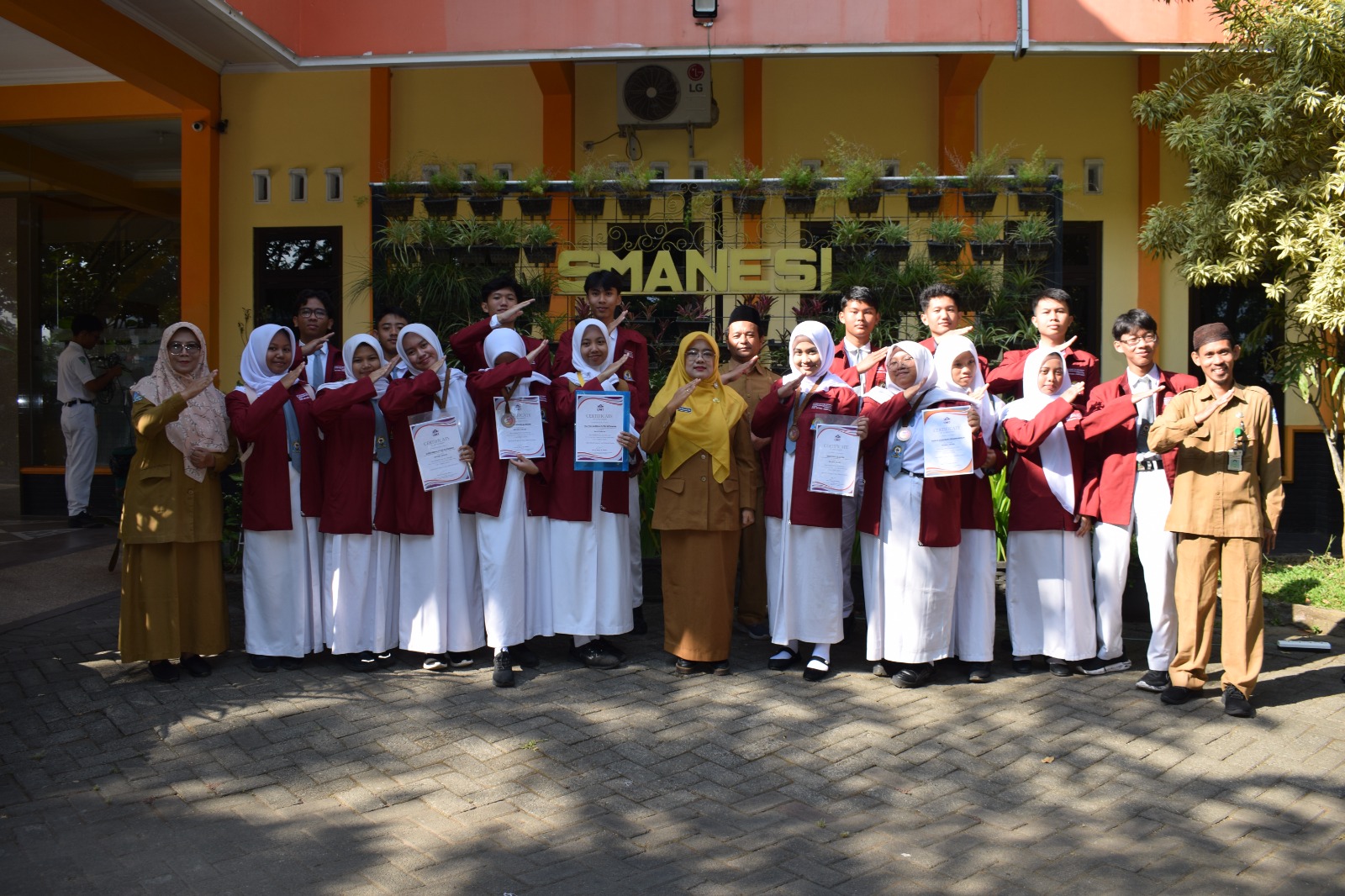 APRESIASI: Plt Kepala SMAN 1 Singosari Fadilah Umi Maisyaroh, MPd (tengah) bangga dengan 6 medali Olimpiade Internasional yang diraih kontingen SMAN 1 Singosari.