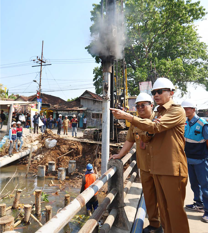INFRASTRUKTUR: Wali Kota Malang Wahyu Hidayat meninjau pemasangan tiang pancang untuk pelebaran jembatan KH Malik kemarin (7/10).