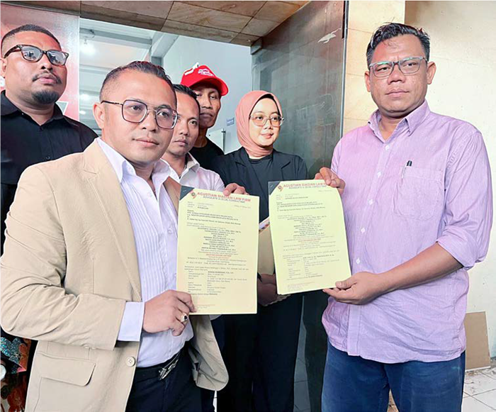 JALUR HUKUM: Tim kuasa hukum Yai Mim memberikan keterangan setelah mendampingi kliennya di Mapolresta Malang Kota kemarin.