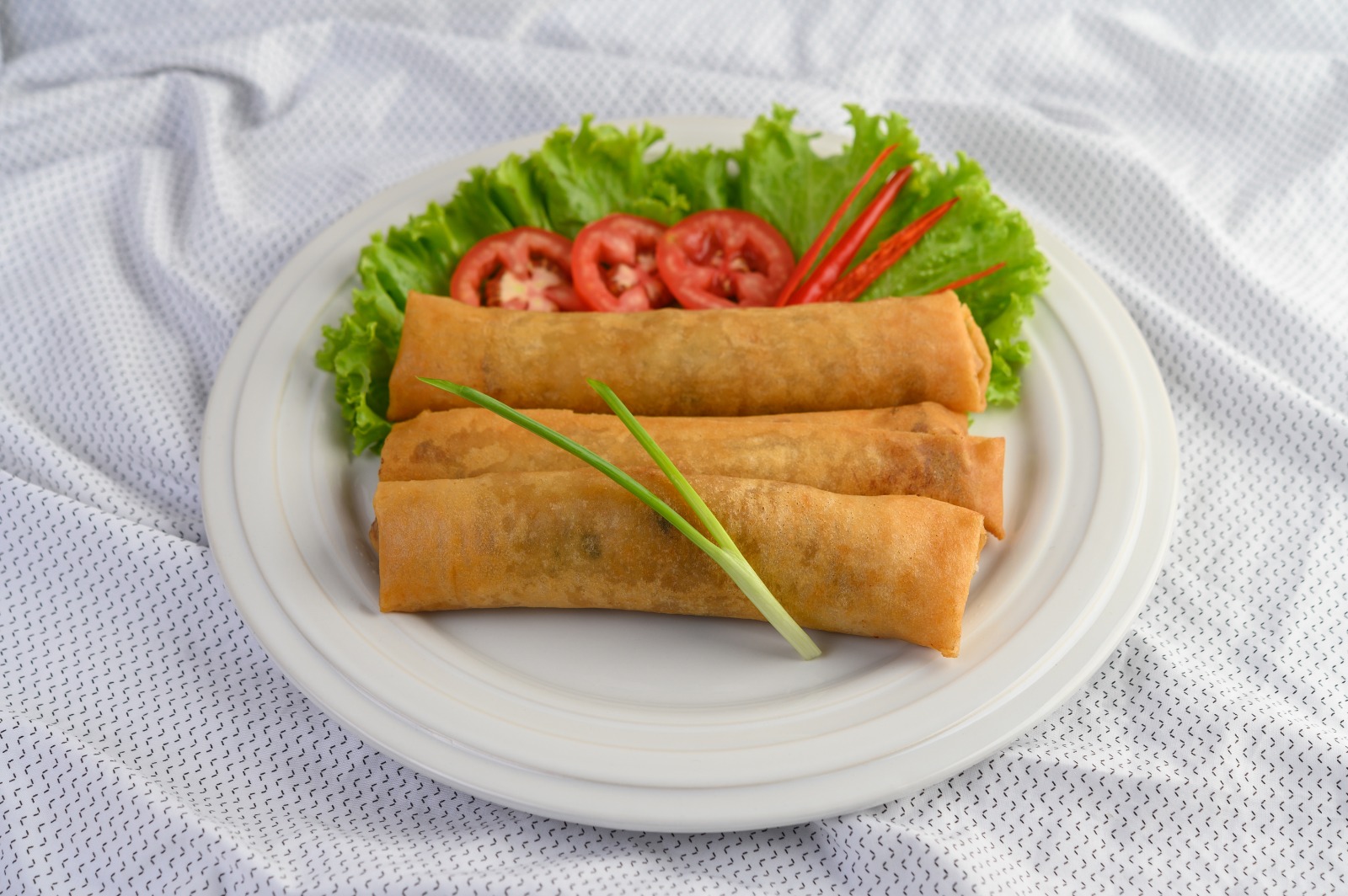 GURIH: Isian rebungnya yang lembut berpadu sempurna dengan kulit lumpia yang garing setiap gigitan.