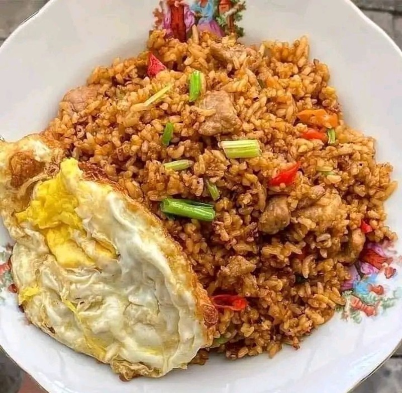 NIKMAT: Nasi goreng pinggir jalan dengan tambahan telur ceplok