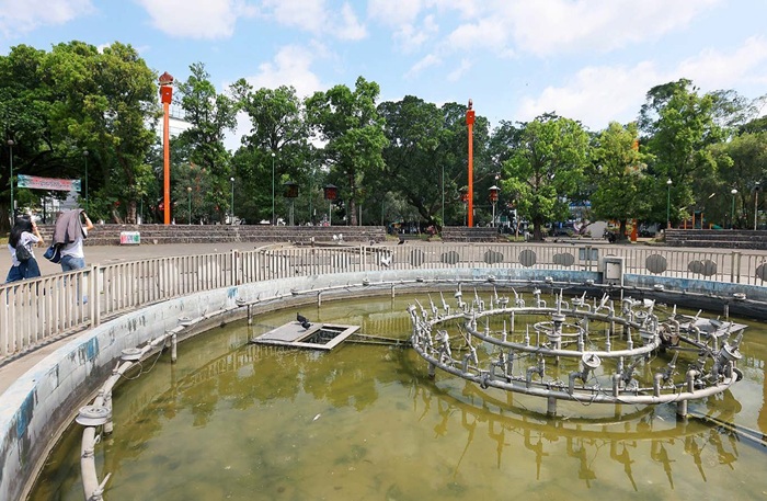 IKON KOTA MALANG: Air mancur di Alun-Alun Merdeka yang masih disertai kolam akan mengalami perubahan desain menjadi dry fountain.